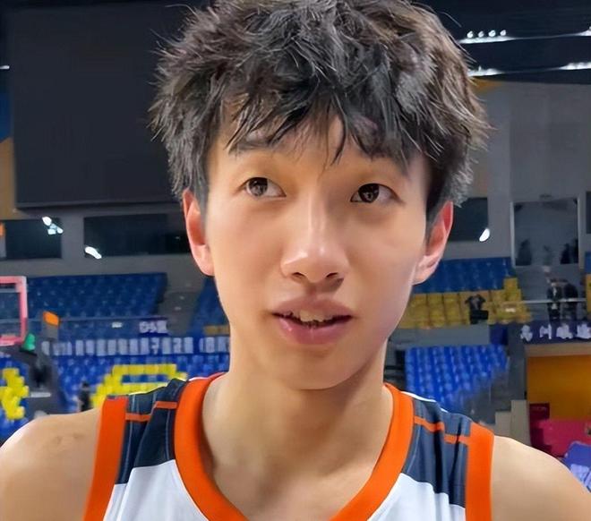 假摔坑惨瑞士，梅西创纪录，射手榜更新，卫冕冠军痛失世界第一