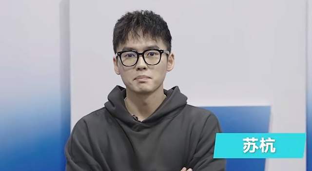 知名女星赤裸上身和俩儿子合照,身材火辣出圈,网友:毫无边界感