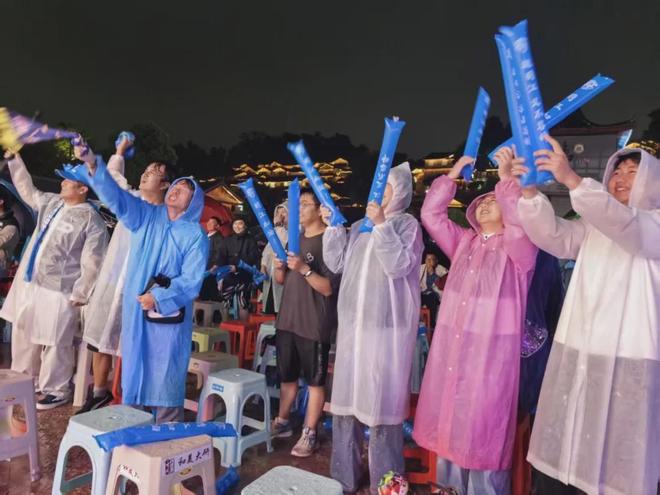 美国妹子$2淘到发黄旧婚纱，清洗店开价$500！她回家泡了两遍，成品全网看傻