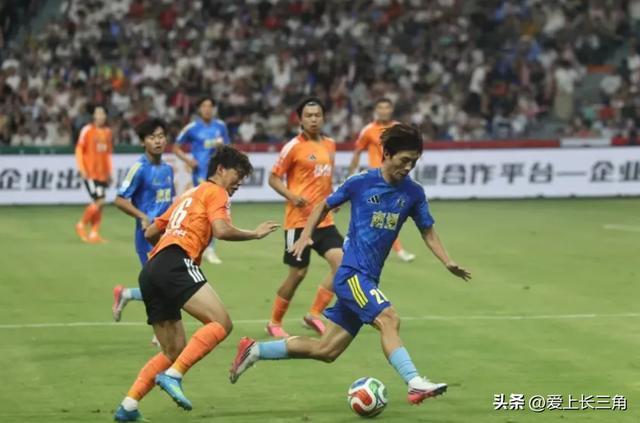 知名女星赤裸上身 和两个儿子合照，身材火辣，网友：毫无边界感…