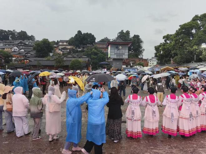 美国妹子$2淘到发黄旧婚纱，清洗店开价$500！她回家泡了两遍，成品全网看傻