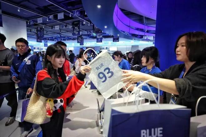 终于有经济学家批评体制内退休金太高、加剧代际矛盾，评论区炸锅