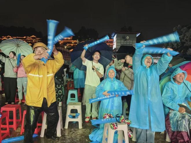 美国妹子$2淘到发黄旧婚纱，清洗店开价$500！她回家泡了两遍，成品全网看傻