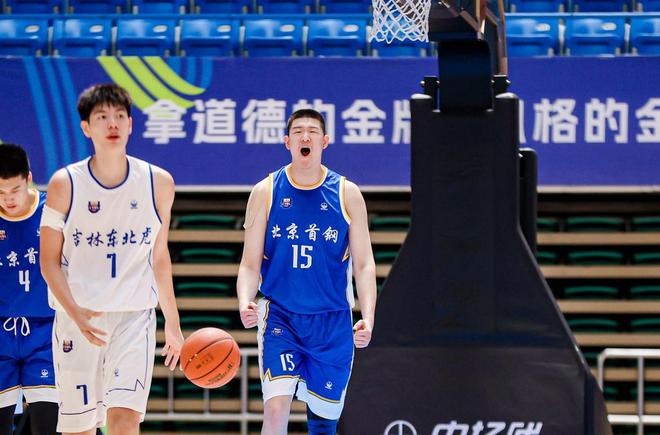 伤痕明显！广州状元陈国豪面部骨裂 季后赛大概率戴面具对阵广东