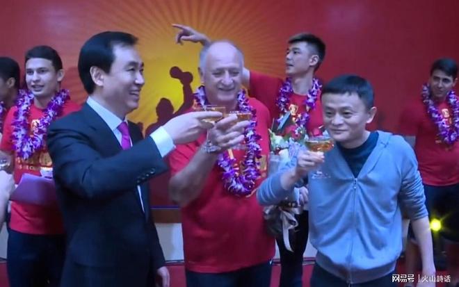 不惧巫师!32岁凯恩狮子甩头:本届第3球 世界杯11球加冕队史射手王