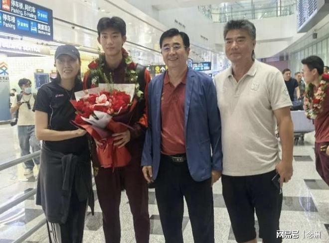 街上越来越多女性不穿胸罩，高跟鞋几乎绝迹：这是身体的解放！