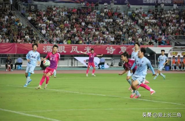 知名女星赤裸上身 和两个儿子合照，身材火辣，网友：毫无边界感…