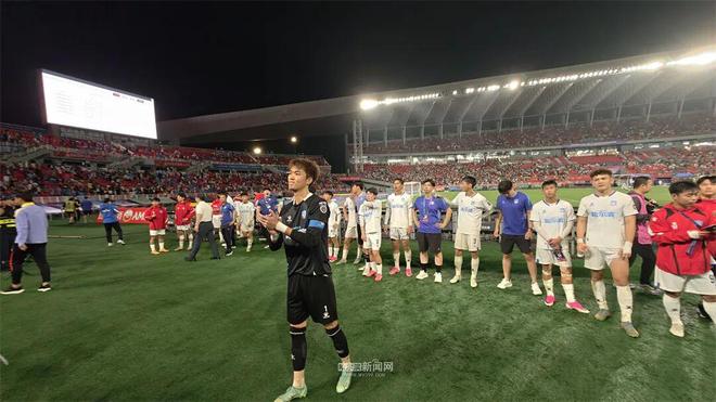 牛逼！拿到了！尼克斯总冠军！27投砸出45分！文班亚马垫脚布伦森...