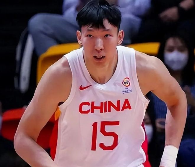 活久见！湖南深山上百辆大巴荒置山林，被无人机拍到，网传价值上亿，真相待揭晓