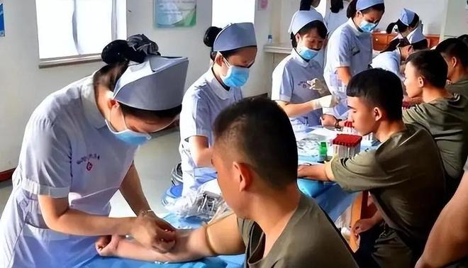 成都蓉城3比2绝杀新鹏城！主帅赛后只点名表扬一人，引发热议
